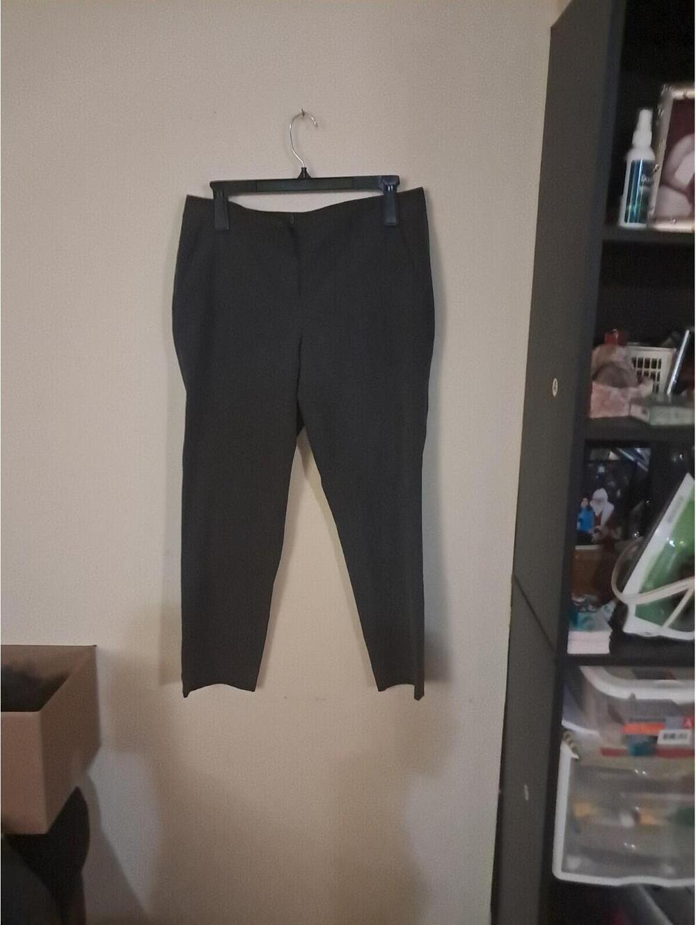 Vince Camuto Women's Dress Pants Size 4 Grey Straight Leg‎ Capris